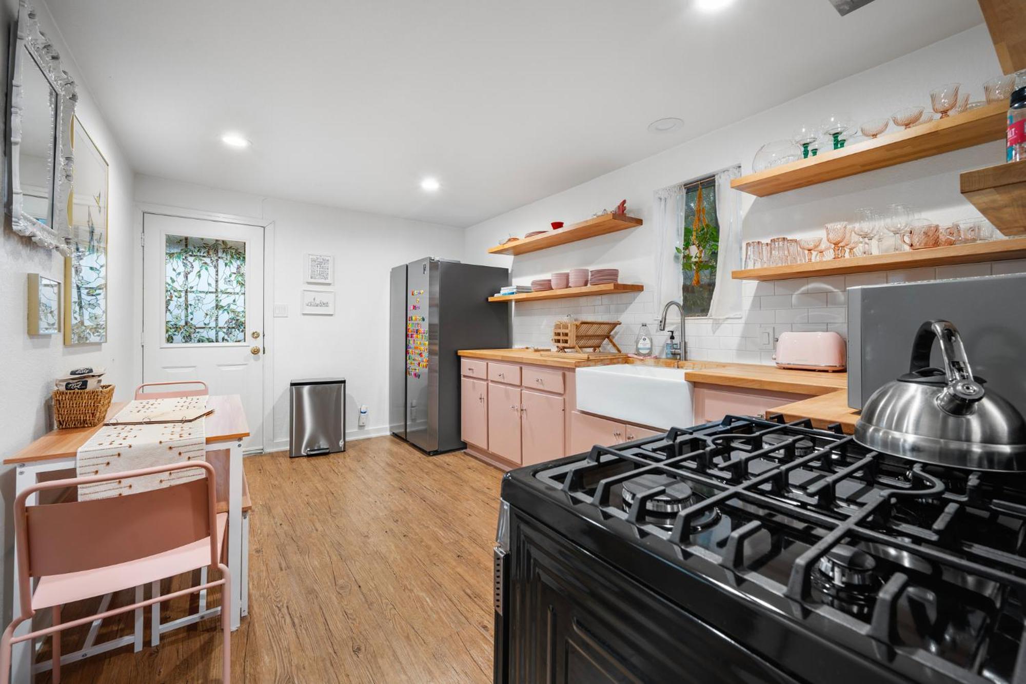 Stylish, Artsy Bungalow Central Eastside Остин Экстерьер фото