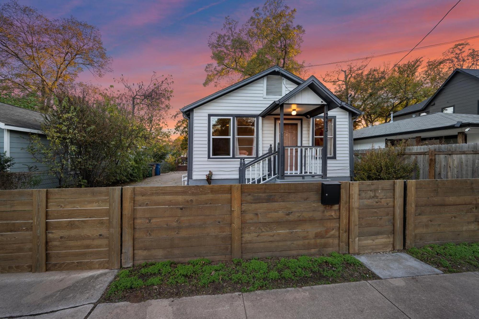 Stylish, Artsy Bungalow Central Eastside Остин Экстерьер фото