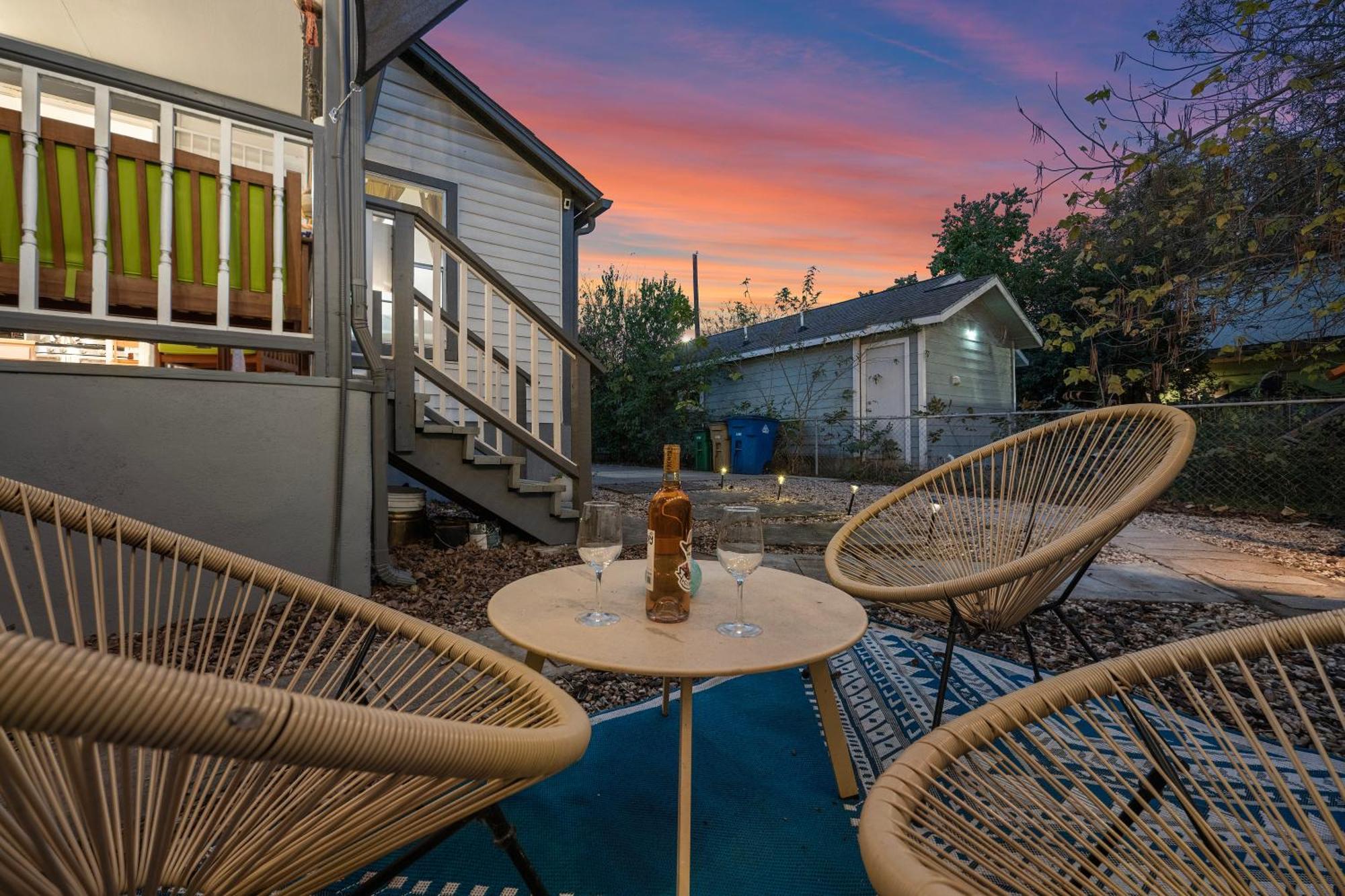 Stylish, Artsy Bungalow Central Eastside Остин Экстерьер фото